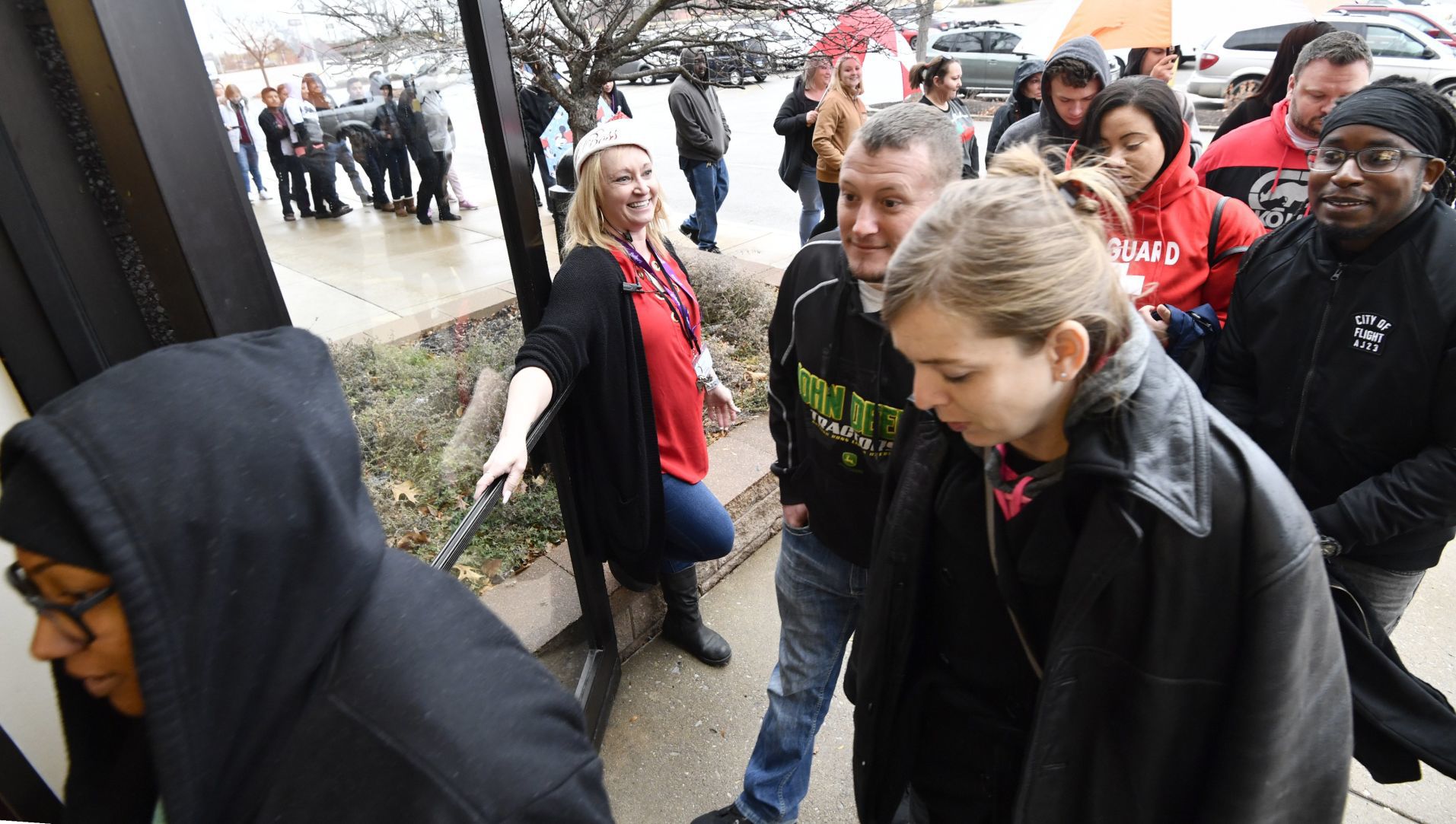 Metro East shoppers hunt for bargains on Thanksgiving day